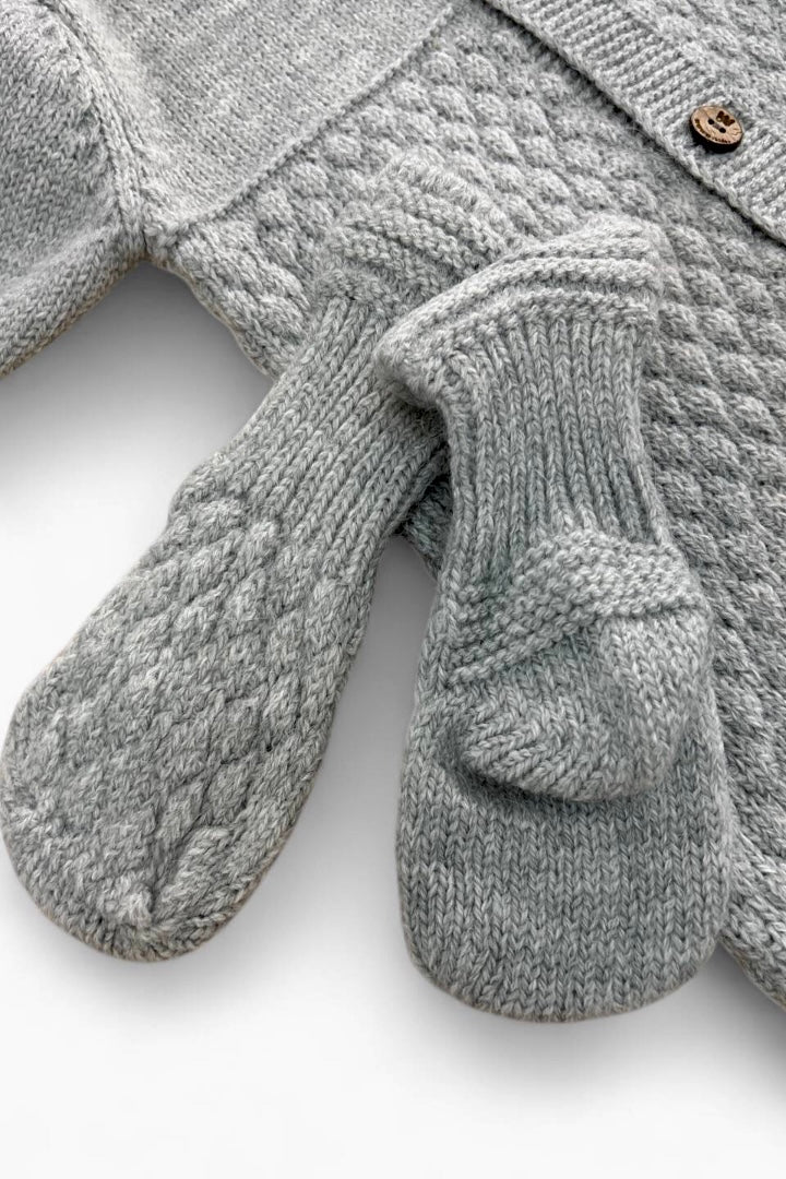 Strikket heldragt med varme sokker