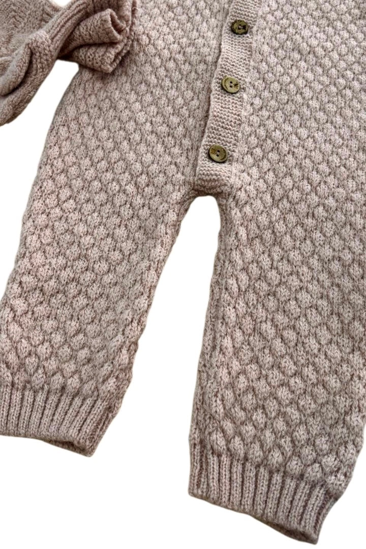 Strikket heldragt med varme sokker