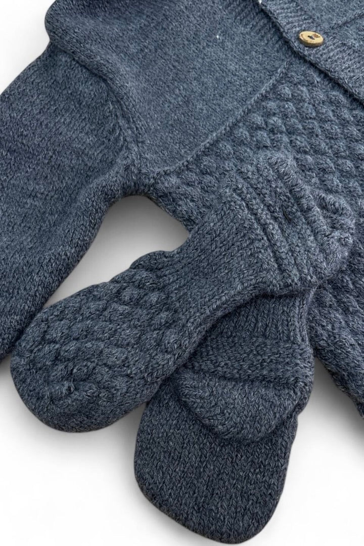 Strikket heldragt med varme sokker